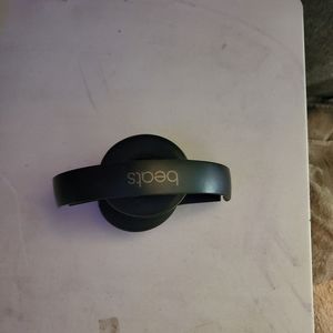Beat Bluetooth headphones